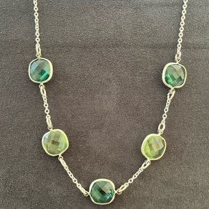 EUC AVON SILVERTONE FAUX GREEN JEWELS NECKLACE
